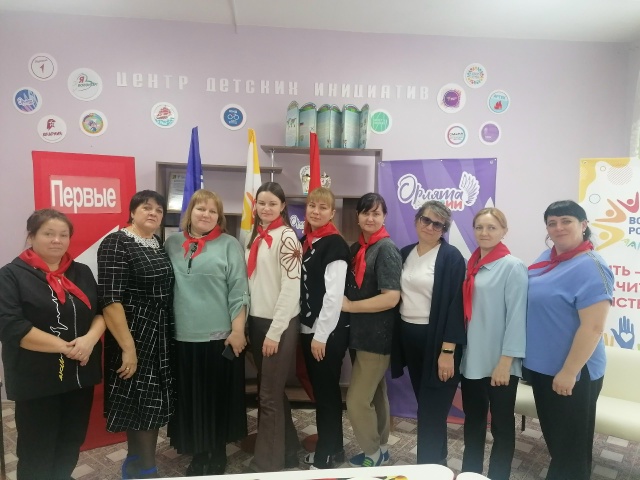 Необычный школьный день: мамы вернулись за парты к Дню матери! Необычный школьный день: мамы вернулись за парты к Дню матери!.