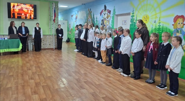 Общешкольная линейка &amp;quot;Мы помним...&amp;quot;.
